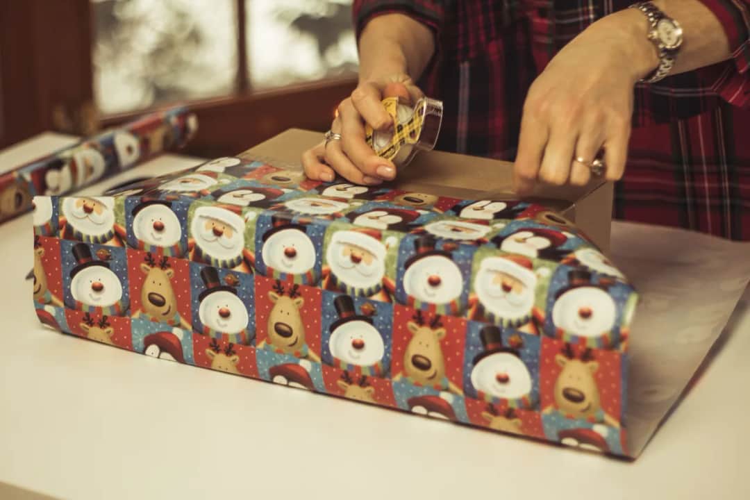 Jak zapakować bardzo duży prezent w papier, aby wyglądał pięknie