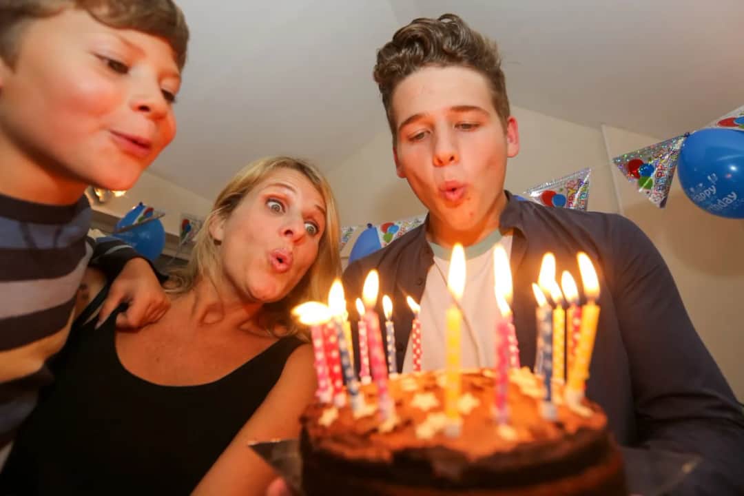 Ile dać na 18 chrześniakowi? Sprawdź najlepsze pomysły na prezent