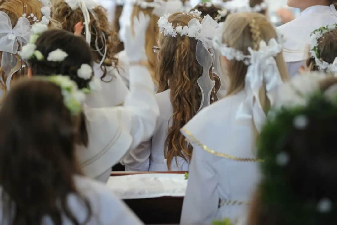 Ile dać na komunie jako chrzestny – kwoty, które zaskoczą każdego