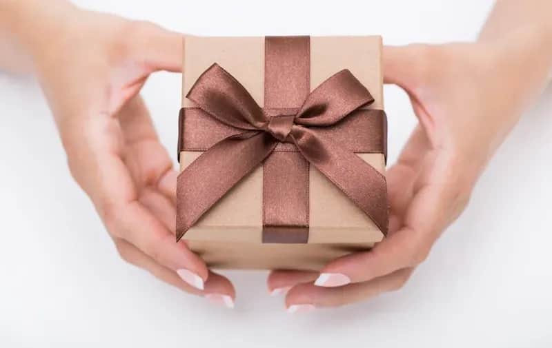 Do jakiej kwoty prezent nie jest łapówką? Sprawdź, by uniknąć problemów