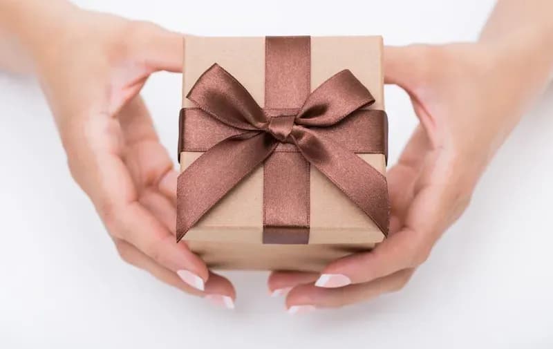Do jakiej kwoty prezent nie jest łapówką? Sprawdź, by uniknąć problemów